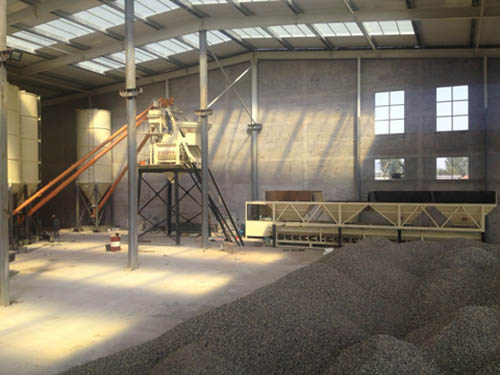 湖北襄陽(yáng)75混凝土攪拌站在室內(nèi)使用現(xiàn)場(chǎng)圖